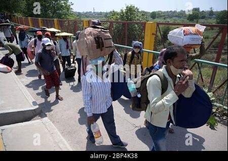 Inde. 17 mai 2020. Prayagraj: Les migrants se promène pour arriver dans leurs villages indigènes lors d'un confinement imposé par le gouvernement à l'échelle nationale comme mesure préventive contre le coronavirus, à Prayagraj le 17 mai 2020. (Photo de Prabhat Kumar Verma/Pacific Press/Sipa USA) crédit: SIPA USA/Alay Live News Banque D'Images