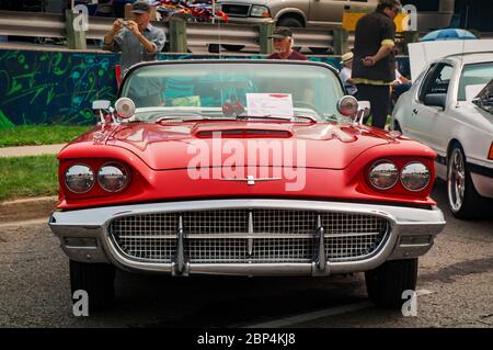 TORONTO, CANADA - 08 18 2018: Partie avant de l'extérieur avec pare-chocs, capot, pare-brise, feux avant, calandre et réflecteur de Ford Thunderbird 1960 Banque D'Images