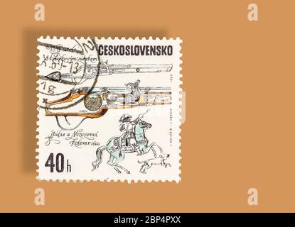 SEATTLE WASHINGTON - 17 mai 2020: 1969 timbre tchèque avec des diagrammes du pistolet italien des années 1600 avec des décorations hollandaises, avec fond orange Banque D'Images