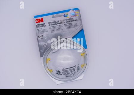 Nouveau masque respiratoire N95, masque facial, isolé sur fond blanc dans une boîte en plastique - San Jose, Californie, Etats-Unis - 2020 Banque D'Images
