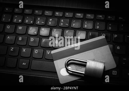 Gros plan d'un clavier sur lequel il y a une carte de crédit et un cadenas. Concepts liés à la sécurité Internet, aux données personnelles ou bancaires Banque D'Images