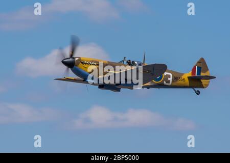 Spitfire MK356 Supermarine de la Seconde Guerre mondiale du vol commémoratif de la bataille de Grande-Bretagne RAF BBMF volant au Royal International Air Tattoo 2018 Banque D'Images