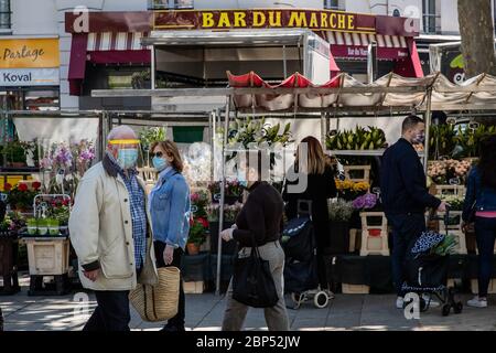 Paris, France. 17 mai 2020. Les gens font du shopping sur la place de la Bastille à Paris, France, le 17 mai 2020. Avec 483 décès supplémentaires liés au coronavirus enregistrés dimanche, la France a vu son bilan global de l'épidémie monter à 28,108, a déclaré le ministère de la Santé. La France a prudemment assoupli lundi le verrouillage de deux mois pour relancer son économie déjà en difficulté. Crédit: Aurélien Morissard/Xinhua/Alay Live News Banque D'Images