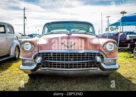 Daytona Beach, FL / USA- 24 novembre 2018: Coupé de ville Cadillac rose rouille 1955 à l'automne 2018 Daytona Turkey Run. Banque D'Images