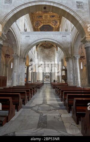 Vue intérieure de la basilique Saint-Nicolas également connue sous le nom de basilique San Nicola de Bari à Bari Apulia Puglia Italie Banque D'Images