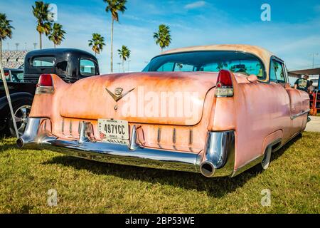 Daytona Beach, FL / USA- 24 novembre 2018: Coupé de ville Cadillac rose rouille 1955 à l'automne 2018 Daytona Turkey Run. Banque D'Images