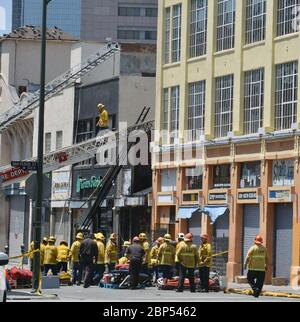 Los Angeles, États-Unis. 17 mai 2020. Les pompiers ont sécurisé un bâtiment après l'explosion de la nuit dernière dans le quartier des jouets du centre-ville de Los Angeles le dimanche 17 mai 2020. Onze pompiers ont été blessés, dont trois ont été grièvement blessés, lors de l'explosion et de la « balle de feu » qui a suivi dans un fumant commercial du centre-ville de Los Angeles, ont déclaré les responsables. Photo de Jim Ruymen/UPI crédit: UPI/Alay Live News Banque D'Images