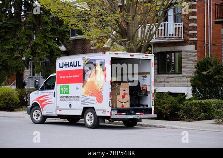 U-Haul camion de déménagement chargé de boîtes et de meubles par personne se déplaçant à Montréal Banque D'Images