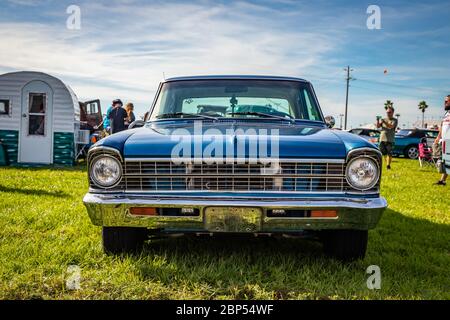 Daytona Beach, FL / USA- 24 novembre 2018 : berline Chevrolet Chevrolet II Nova 1966 bleue à 4 portes à l'automne 2018 à Daytona Turkey Run. Banque D'Images