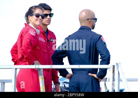 Le capitaine Jennifer Casey et d'autres membres du personnel de soutien pendant le spectacle aérien de septembre 2019 à Londres, de la Royal Canadian Air Force Snowbirds. Banque D'Images