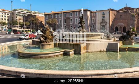 Rome, Italie - 30 août 2014 : Fontaine sur la Piazza della Republica et touristes entrant dans la basilique Santa Maria Degli Angeli E Dei Martiri, Rome, ITA Banque D'Images