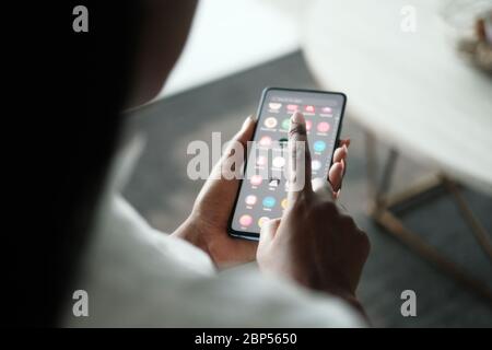 Application de recherche de femme noire sur le smartphone Banque D'Images