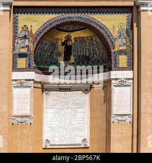 Vue sur la Mosaïque Tritrinium Leoninum des disciples de Jésus antique devant l'église de la cathédrale papale de Saint John Latran Rome Italie. Triclinium fait partie du Latera Banque D'Images