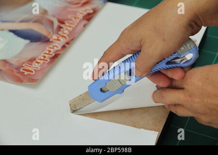 Châssis flottant photo toile en construction ,La fraise coupe couteau couvercle papier à bord ,avec du cadre illustré en noir,côté ouvert. Attendez que le Banque D'Images