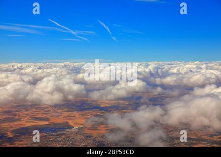 vol entre les nuages et la terre Banque D'Images