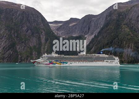 NCL de la voile de bijoux norvégiens dans Tracy Arm Fjord en Alaska, Etats-Unis Banque D'Images