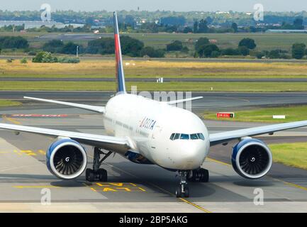 Delta Airlines Boeing 777-200LR immatriculé sous le nom de N709DN à l'aéroport international O R Tambo de Johannesburg, en Afrique du Sud. Vue frontale de l'avion 777. Banque D'Images