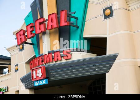 Un logo à l'extérieur d'un cinéma Regal Cinemas situé à Richmond, en Virginie, le 13 mai 2020. Banque D'Images