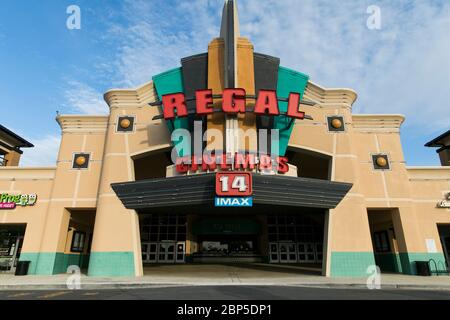 Un logo à l'extérieur d'un cinéma Regal Cinemas situé à Richmond, en Virginie, le 13 mai 2020. Banque D'Images