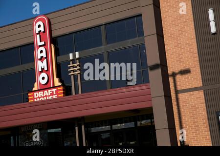 Un logo à l'extérieur d'un cinéma Alamo Drafthouse à Winchester, en Virginie, le 13 mai 2020. Banque D'Images