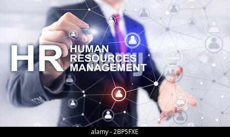 Homme d'affaires pointant sur HRM Human Resource Management sur l'écran virtuel. Banque D'Images