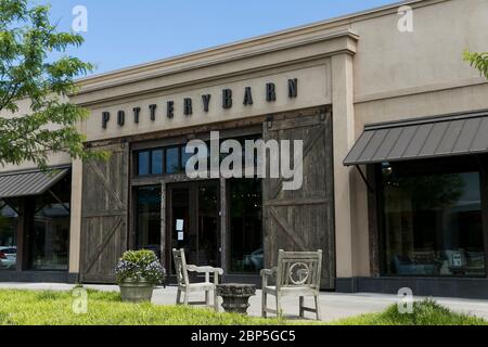 Un logo à l'extérieur d'un magasin de détail Pottery Barn à Charlottesville, en Virginie, le 13 mai 2020. Banque D'Images