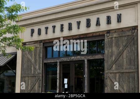 Un logo à l'extérieur d'un magasin de détail Pottery Barn à Charlottesville, en Virginie, le 13 mai 2020. Banque D'Images