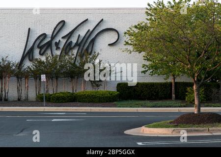 Un logo à l'extérieur d'un magasin Lord & Taylor à Sterling, en Virginie, le 13 mai 2020. Banque D'Images