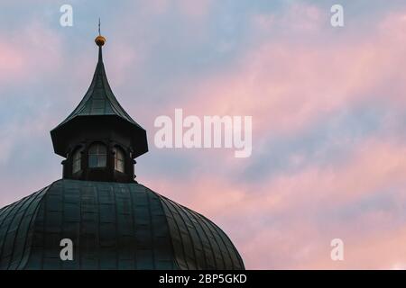 Gros plan du dôme de l'église Seekirchl à Seefeld, Autriche, au coucher du soleil Banque D'Images