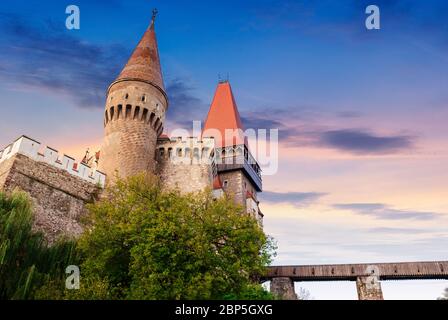 le légendaire château de corvins à hunedoara au lever du soleil. l'un des plus grands d'europe et est dans une liste de sept merveilles de roumanie. les plus visités voyage desti Banque D'Images