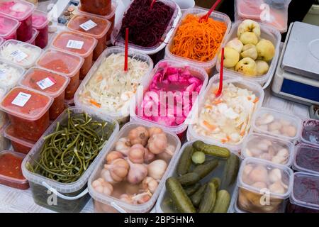 Une cale vend une grande variété de légumes marinés, y compris l'ail, le concombre, la carotte, le radis, la betterave. Au salon annuel de St Casimir dans la vieille ville. Dans VI Banque D'Images