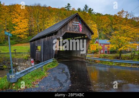 Warren a couvert le pont et le feuillage d'automne dans Rain, Vermont Banque D'Images