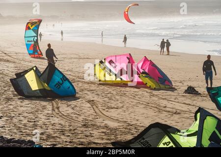 LANZAROTE, ESPAGNE - 28 NOVEMBRE 2016 : kitesurf à Caleta de Famara, à Lanzarote, aux îles Canaries, en Espagne Banque D'Images