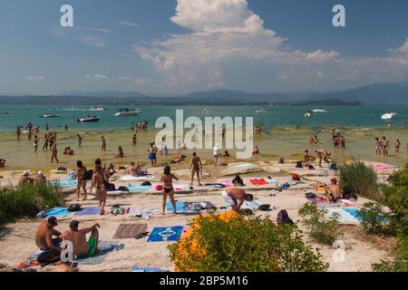 Italie, Lombardie - août 05 2018 : vue des personnes prenant le soleil à la plage de la Jamaïque sur le lac de Garde le 05 2018 août à Sirmione, Italie. Banque D'Images