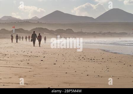 LANZAROTE, ESPAGNE - 28 NOVEMBRE 2016 : kitesurf à Caleta de Famara, à Lanzarote, aux îles Canaries, en Espagne Banque D'Images