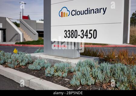 Panneau d'entrée au siège de Cloudinary. Cloudinary est une société de technologie SaaS qui fournit des services de gestion d'images et de vidéos dans le cloud. Banque D'Images