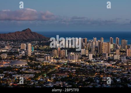 Vue de la Tête du Diamant et Waikiki au crépuscule de tantale scenic outlook. Banque D'Images