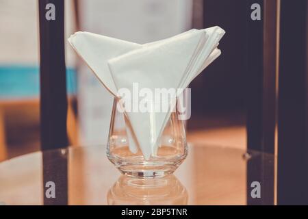 Serviette de table en verre pour dîner dans un hôtel de luxe Banque D'Images