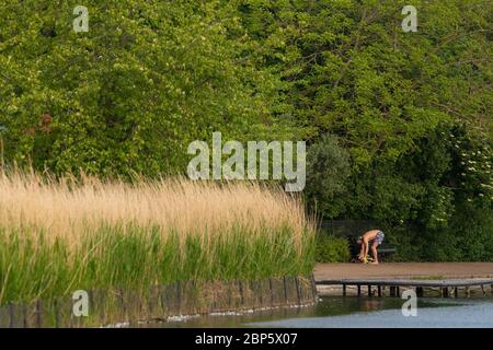 Un nageur change à l'extérieur du Serpentine Lido à Hyde Park, Londres, alors qu'il rouvre aux membres du Serpentine Swimming Club après l'assouplissement des mesures de verrouillage du coronavirus. Banque D'Images