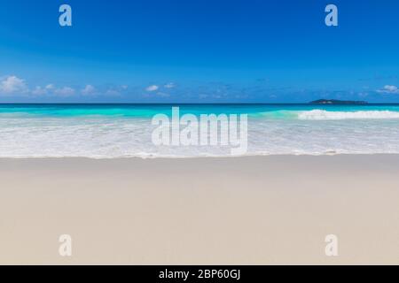Vague de l'océan sur une plage de sable propre Banque D'Images