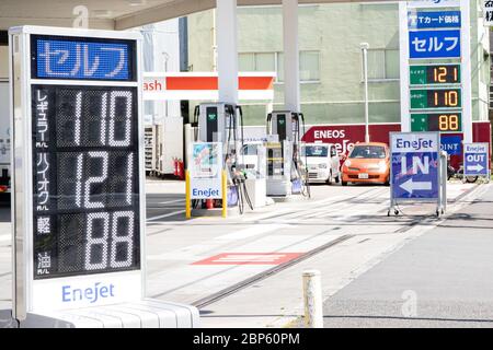 Un tableau électrique affiche le prix de l'essence à une station-service de Tokyo, au Japon, le 17 mai 2020, dans un contexte d'état d'urgence dû à la propagation du nouveau coronavirus. Crédit: AFLO/Alay Live News Banque D'Images