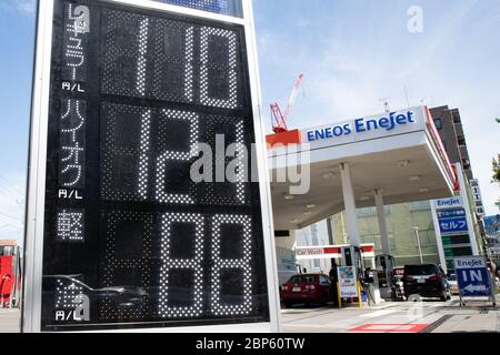 Un tableau électrique affiche le prix de l'essence à une station-service de Tokyo, au Japon, le 17 mai 2020, dans un contexte d'état d'urgence dû à la propagation du nouveau coronavirus. Crédit: AFLO/Alay Live News Banque D'Images
