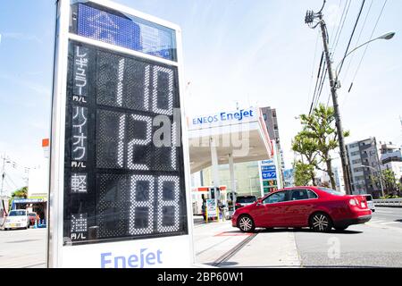 Un tableau électrique affiche le prix de l'essence à une station-service de Tokyo, au Japon, le 17 mai 2020, dans un contexte d'état d'urgence dû à la propagation du nouveau coronavirus. Crédit: AFLO/Alay Live News Banque D'Images