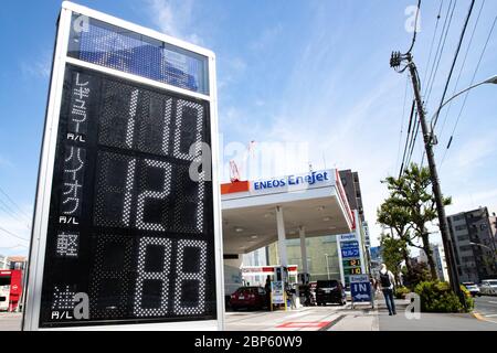 Un tableau électrique affiche le prix de l'essence à une station-service de Tokyo, au Japon, le 17 mai 2020, dans un contexte d'état d'urgence dû à la propagation du nouveau coronavirus. Crédit: AFLO/Alay Live News Banque D'Images