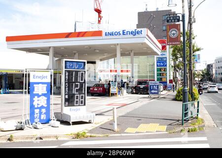 Un tableau électrique affiche le prix de l'essence à une station-service de Tokyo, au Japon, le 17 mai 2020, dans un contexte d'état d'urgence dû à la propagation du nouveau coronavirus. Crédit: AFLO/Alay Live News Banque D'Images