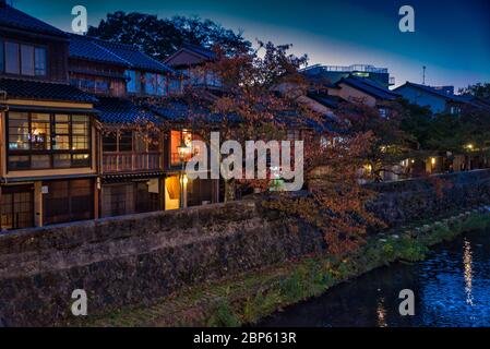 Vieilles maisons de thé de la période Edo dans le quartier Kazuemachi Chayagai, Kanazawa, Japon. Banque D'Images