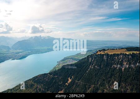 Vue depuis Niederhorn sur le lac Thun, Spiez et Thun lors d'une belle journée de printemps Banque D'Images