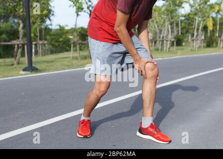 Sport homme souffrant de douleur sur les sports course genou blessure après la course.blessure de l'entraînement concept Banque D'Images