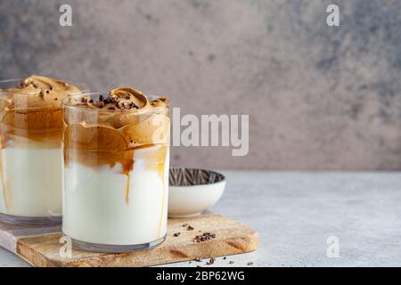 Café de Dalgona froid. Boisson de la mode coréenne. Buvez avec du lait froid et de la mousse de crème de café dans des verres en verre. Banque D'Images