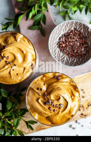 Café de Dalgona froid. Boisson de la mode coréenne. Buvez avec du lait froid et de la mousse de crème de café dans des verres en verre. Banque D'Images